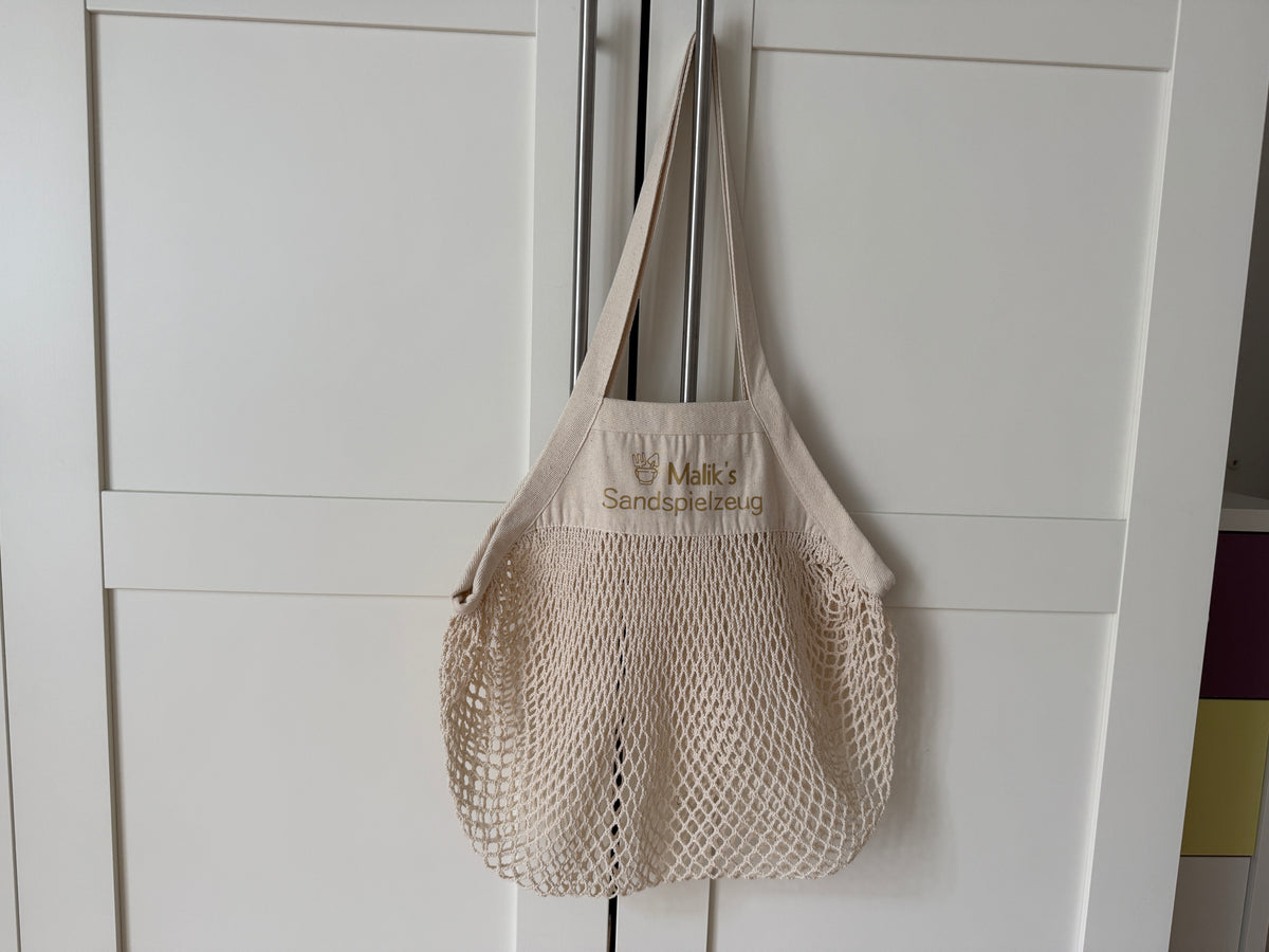 Personalisierbare Netztasche aus Bio-Baumwolle in Beige mit Namen, ideal für Strand und Badi.