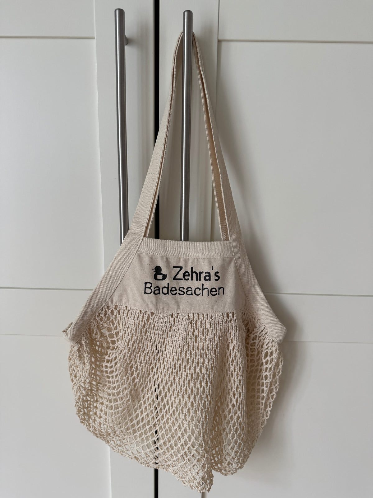 Personalisierbare Netztasche aus Bio-Baumwolle mit dem Aufdruck Badesachen in gold.