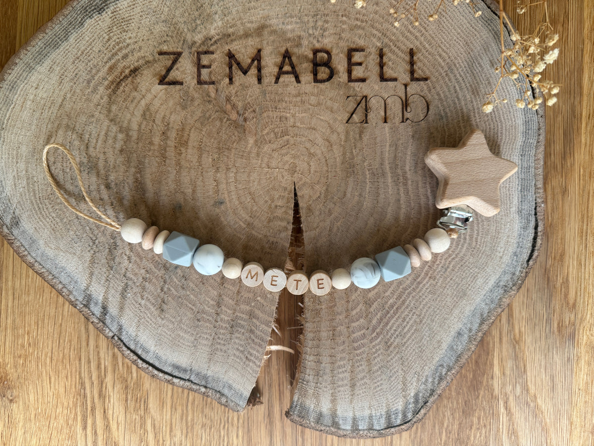 Personalisierbare Schnullerkette mit Holzbuchstaben und Stern, handgefertigt für Neugeborene.