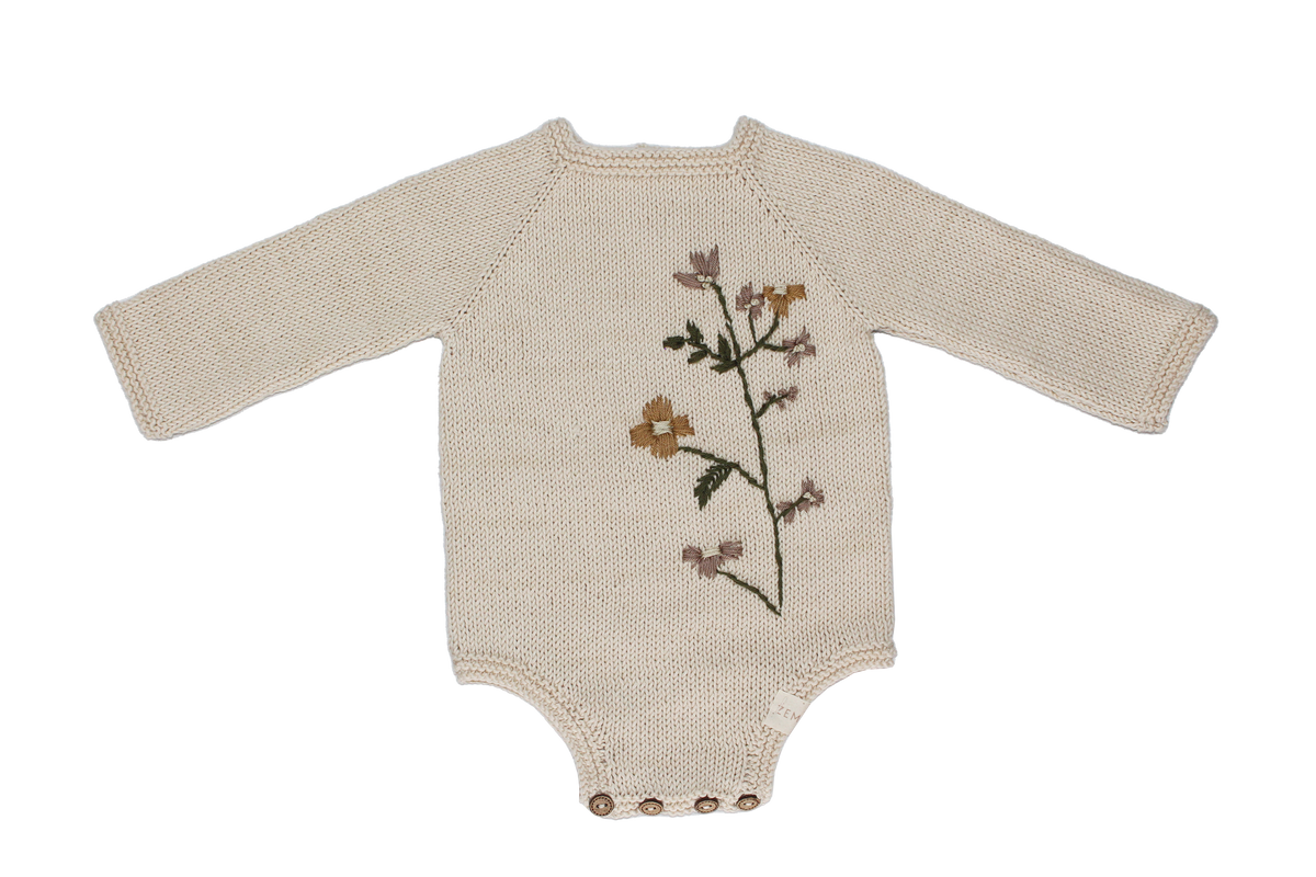 Premium Strickstrampler "Vintage" mit Blumen-Stickerei