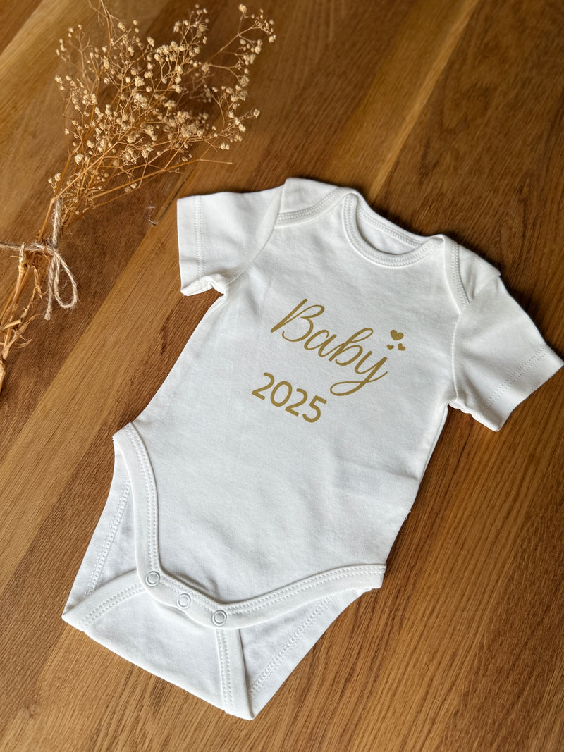 Personalisierbarer Baby-Body aus Bio-Baumwolle mit dem Jahr 2025, ideal als Geschenk zur Schwangerschaft.